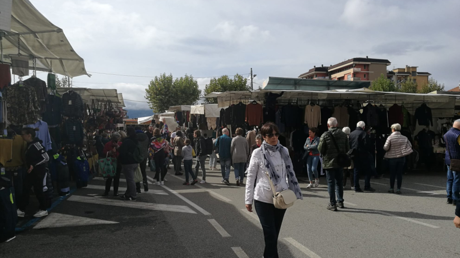 Mercato di Intra, allontanati tre presunti borseggiatori